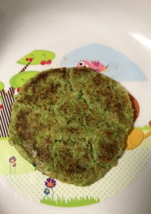 Una foto de Hamburguesa de brócoli y aguacate (BLW)