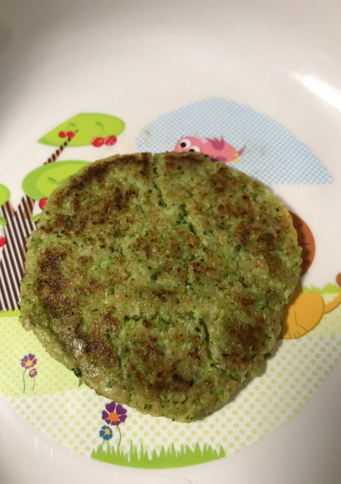 Una foto de Hamburguesa de brócoli y aguacate (BLW)