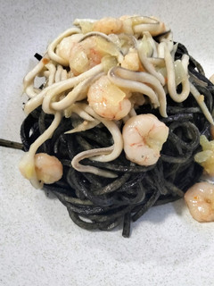 Una foto de Espaguetis ennegrecidos con gambas y gulas
