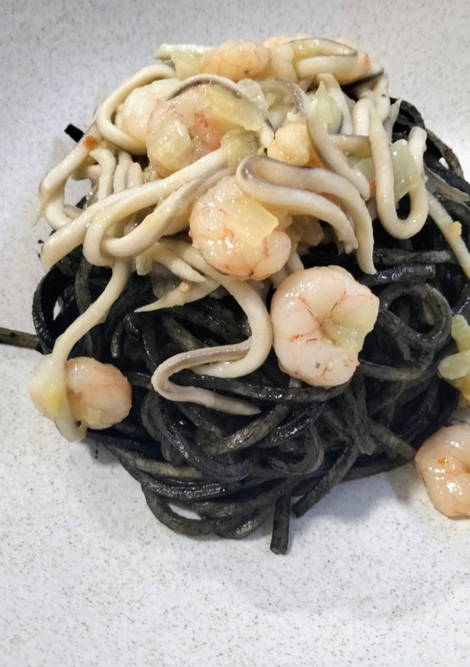 Una foto de Espaguetis ennegrecidos con gambas y gulas