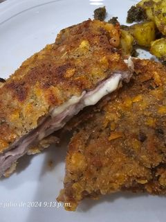 Una foto de Cordón blue y patatas con mojo verde