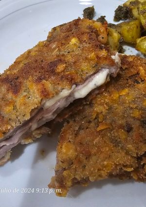 Una foto de Cordón blue y patatas con mojo verde