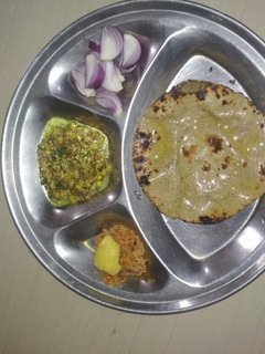 બાજરી નો રોટલો (Bajri Rotlo Recipe In Gujarati) રેસીપી મુખ્ય ફોટો