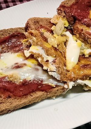 Una foto de Rebanadas de pan con tomate y huevo 🍞🍅🥚