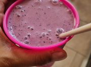 Una foto de smoothies de arándano