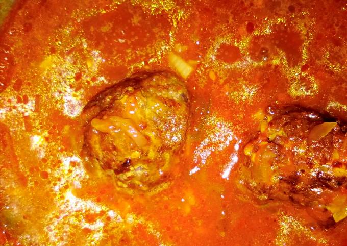 Meatballs in tomato sauce