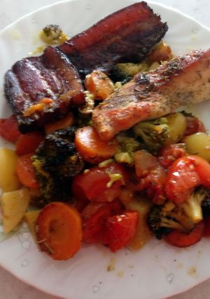 Csirkemell, fűszeres zöldségágyon recept fotója