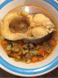 Caldo de pescado con hierba santa