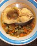 Caldo de pescado con hierba santa