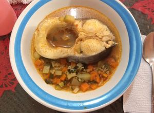 Una foto de Caldo de pescado con hierba santa