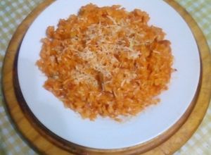 Una foto de Arroz salteado en salsa de tomate #comidasustentable