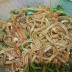 A picture of Mie goreng pedes.