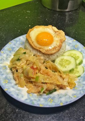Hình của món Cơm trưa cùng trứng và bắp cải xào 🍳.