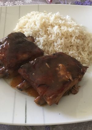 Una foto de Costillitas barbecue con arroz diferente