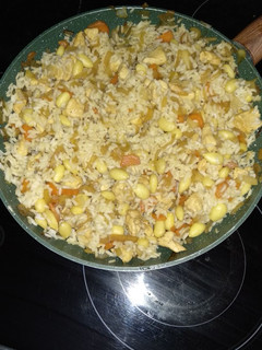 Una foto de Arroz con pollo y almendras con soja
