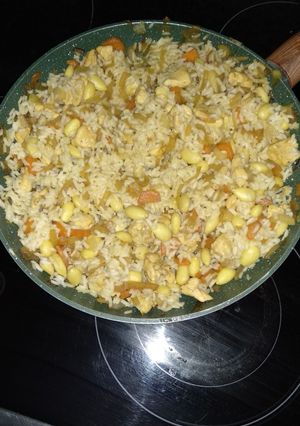 Una foto de Arroz con pollo y almendras con soja