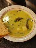 Grün-weisse Spargelsuppe