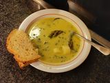 Grün-weisse Spargelsuppe