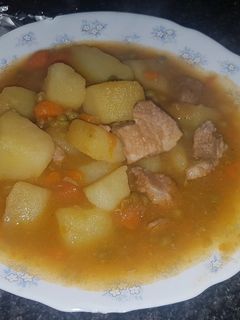 Una foto de Estofado de ternera con verduras en parisien y olla rápida