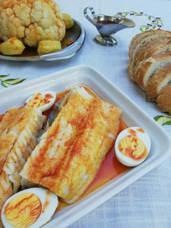 Una foto de Bacalao frío con huevos cocidos y salsa de pimentón