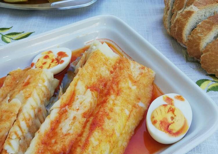 Bacalao frío con huevos cocidos y salsa de pimentón