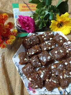 फलाहारी सिंघाड़े के आटा की बर्फी (Falahaari Singhade Ke Aata Ki Burfi recipe in hindi) रेसिपी मुख्य फोटो