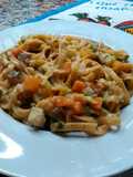 Verduras y pasta con salsa de palta y perejil fresco