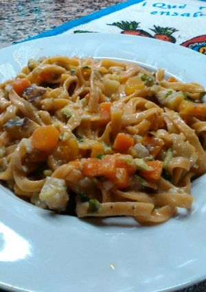 Una foto de Verduras y pasta con salsa de palta y perejil fresco