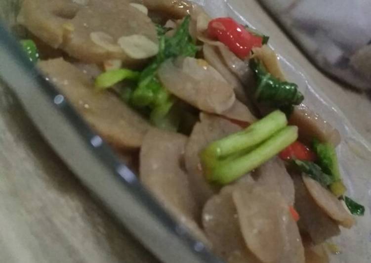 Bagaimana mengolah Tumis Sawi Hijau Campur Bakso yang Bisa Manjain Lidah