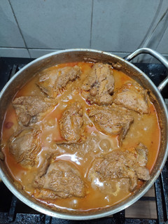 Una foto de Muslos en salsa de nuez pecana y chile guajillo!!