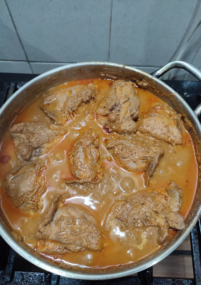 Una foto de Muslos en salsa de nuez pecana y chile guajillo!!