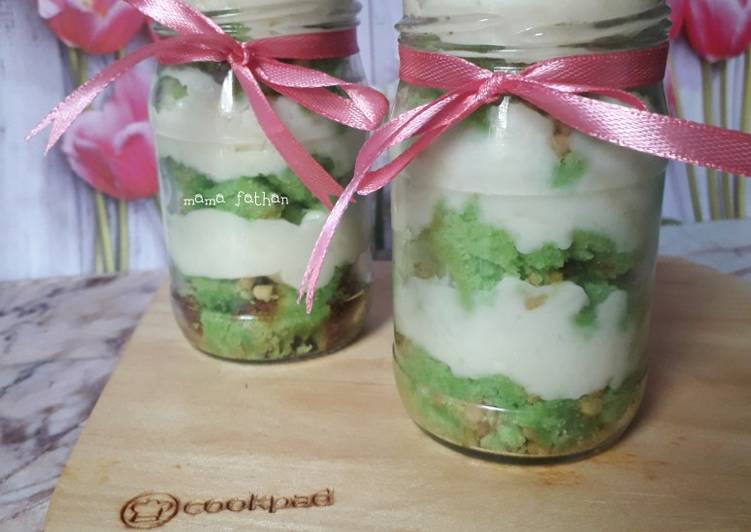 Brownies pandan vla keju in jar