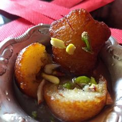 A picture of Shahi gulab jamun.
