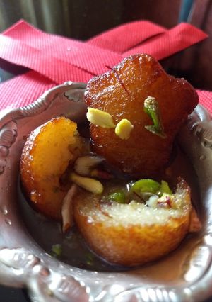 A picture of Shahi gulab jamun.