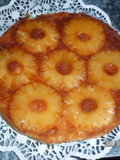 Una foto de Torta invertida borracha con ananá