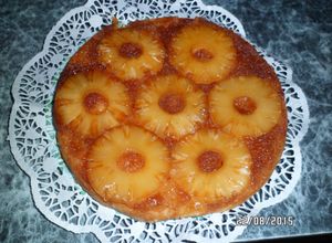 Una foto de Torta invertida borracha con ananá