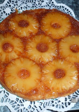 Una foto de Torta invertida borracha con ananá