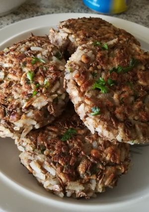 Una foto de Tortitas de lentejas, arroz y queso