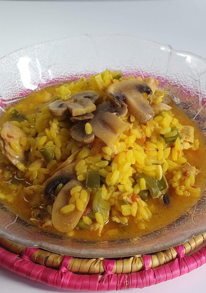 Una foto de *Arroz Caldoso con Pollo y Champiñones*