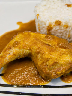 Una foto de Pollo guisado con tomate y naranja
