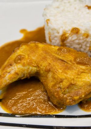 Una foto de Pollo guisado con tomate y naranja