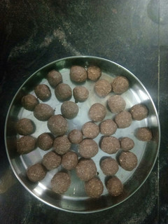 A picture of Ragi Peanuts Laddu.