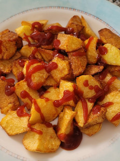 Una foto de Patatas bravas, rápidas para aperitivo
