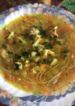 Una foto de Sopita de pollo y fideos!