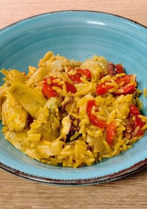 Foto principal de Sartén de arroz con alcachofas y pulpo