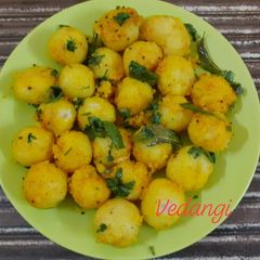 Sooji balls A picture of Sooji balls.