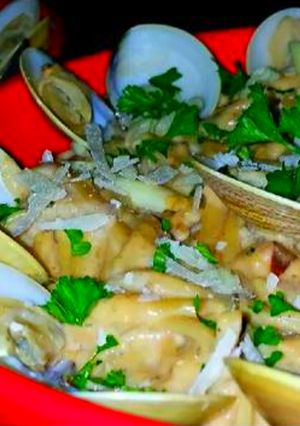 A picture of Mike's EZ Garlic Clam Linguine Alfredo.