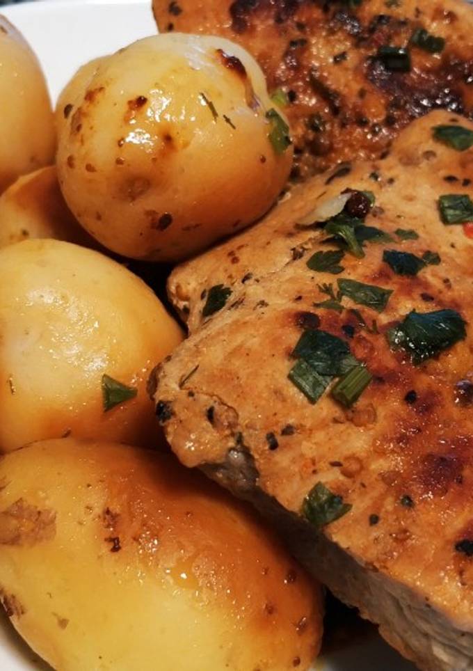 Молодой картофель со стейками