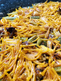 Una foto de Fideos con calamar y ajos tiernos