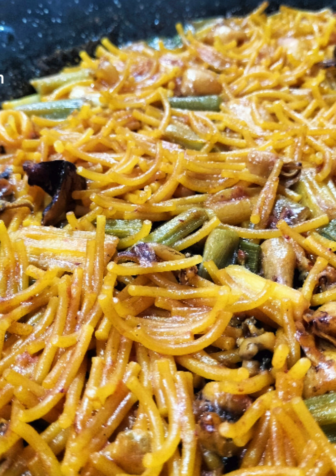 Una foto de Fideos con calamar y ajos tiernos